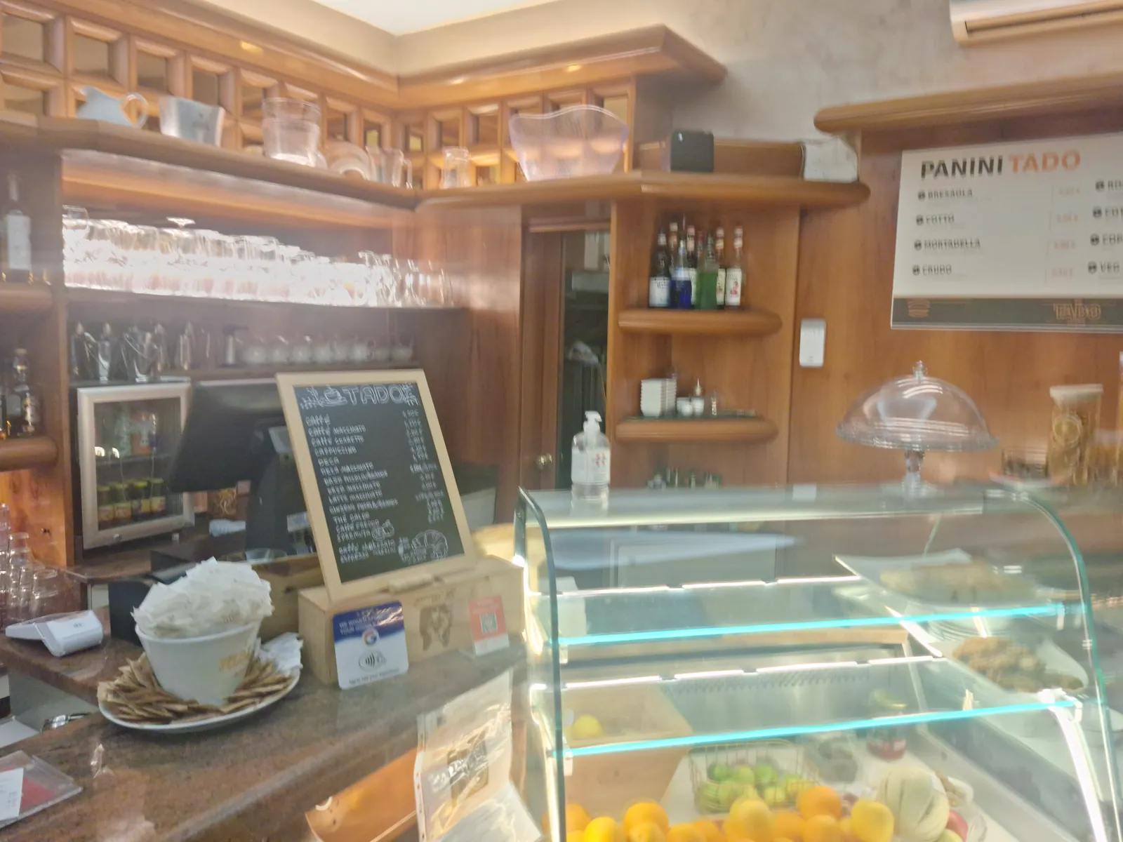 La vetrina delle brioche accanto al bancone